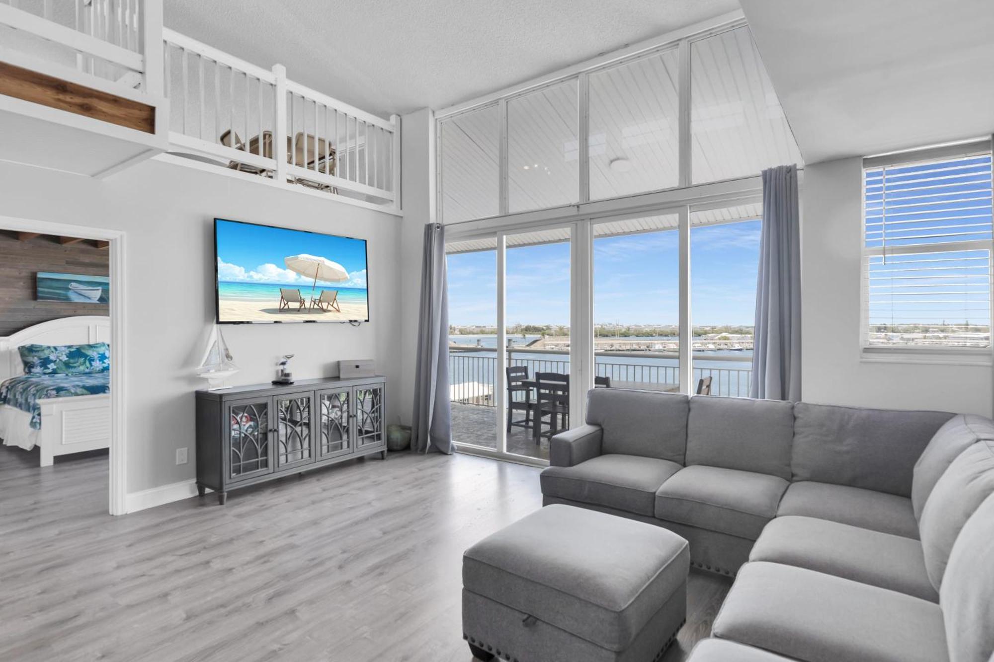 St Thomas - Waterfront Penthouse Sleeps 16 W Pool & Boat Dock Cayo Hueso