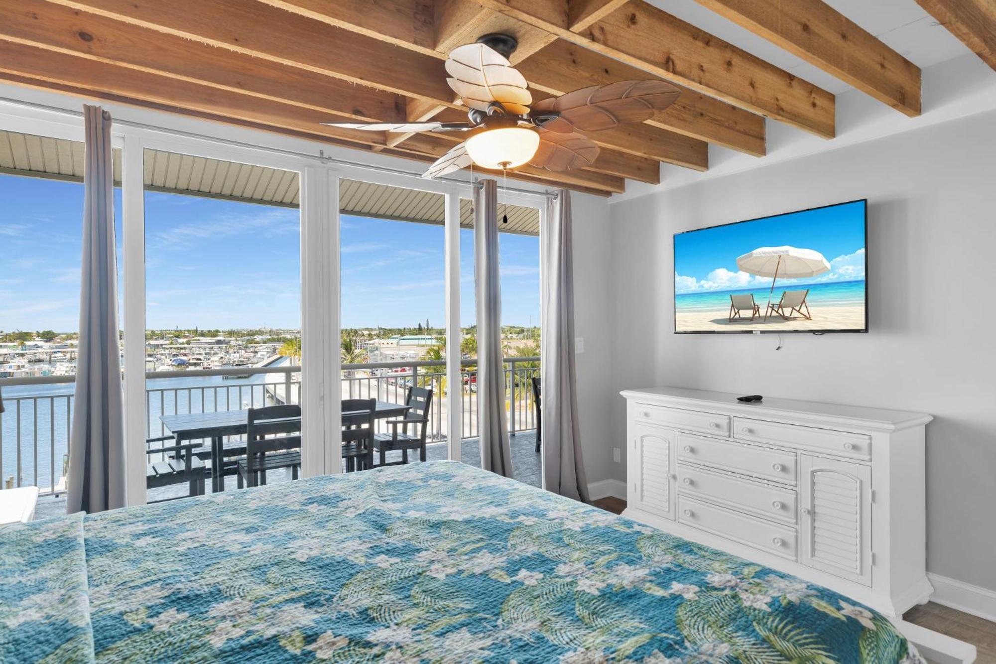 St Thomas - Waterfront Penthouse Sleeps 16 W Pool & Boat Dock Cayo Hueso